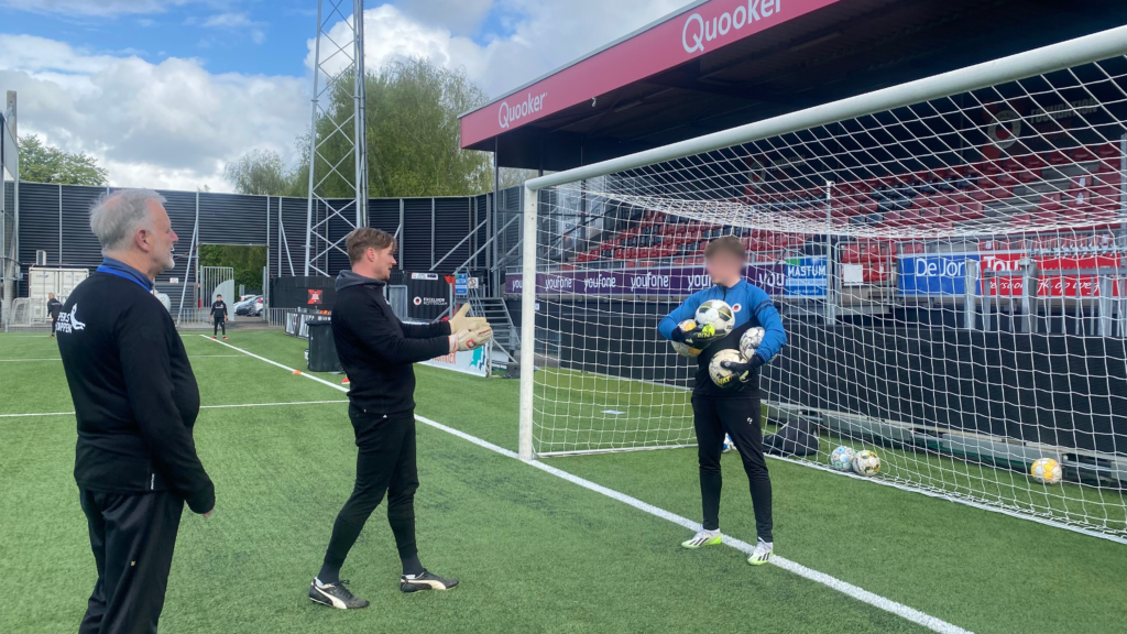 Jorrit aan de slag met mentale training met een keeper op het veld